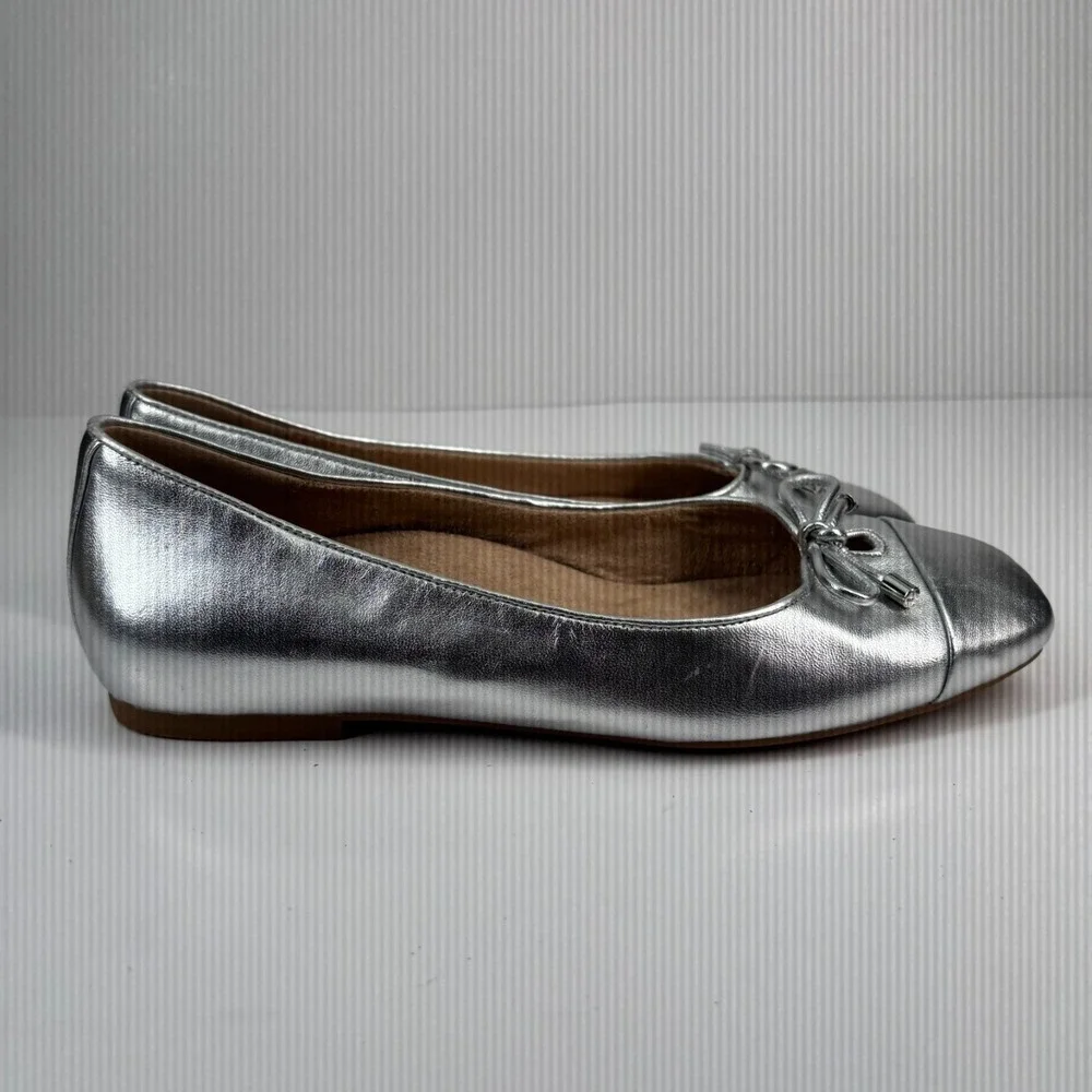 Vionic Silver Flats with Bow Detail 8.5 wide - Picture 10 of 16